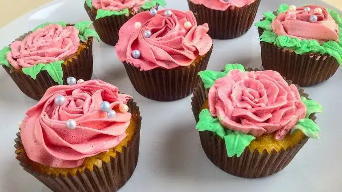 Jak ozdobić babeczki? Stabilne kremy i pomysły na efekt WOW!