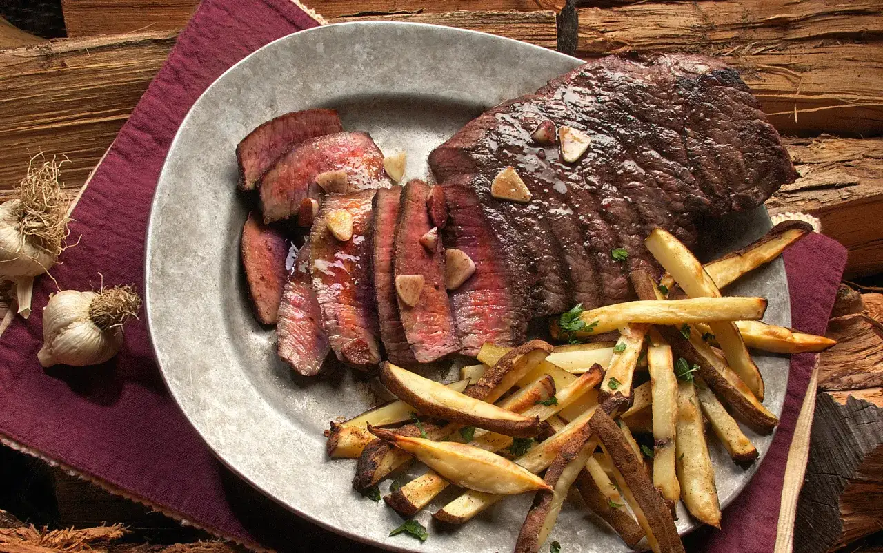 Jak zrobić steki na patelni – proste kroki do idealnego smaku