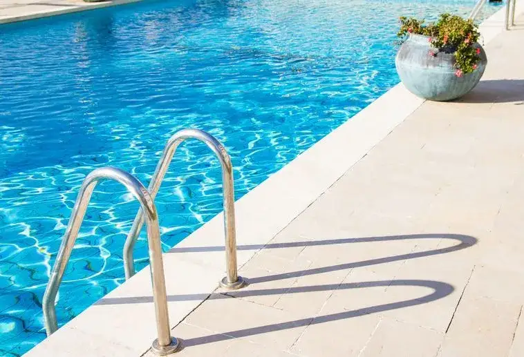 Ile kosztuje budowa basenu w domu? Sprawdź ukryte wydatki i oszczędności