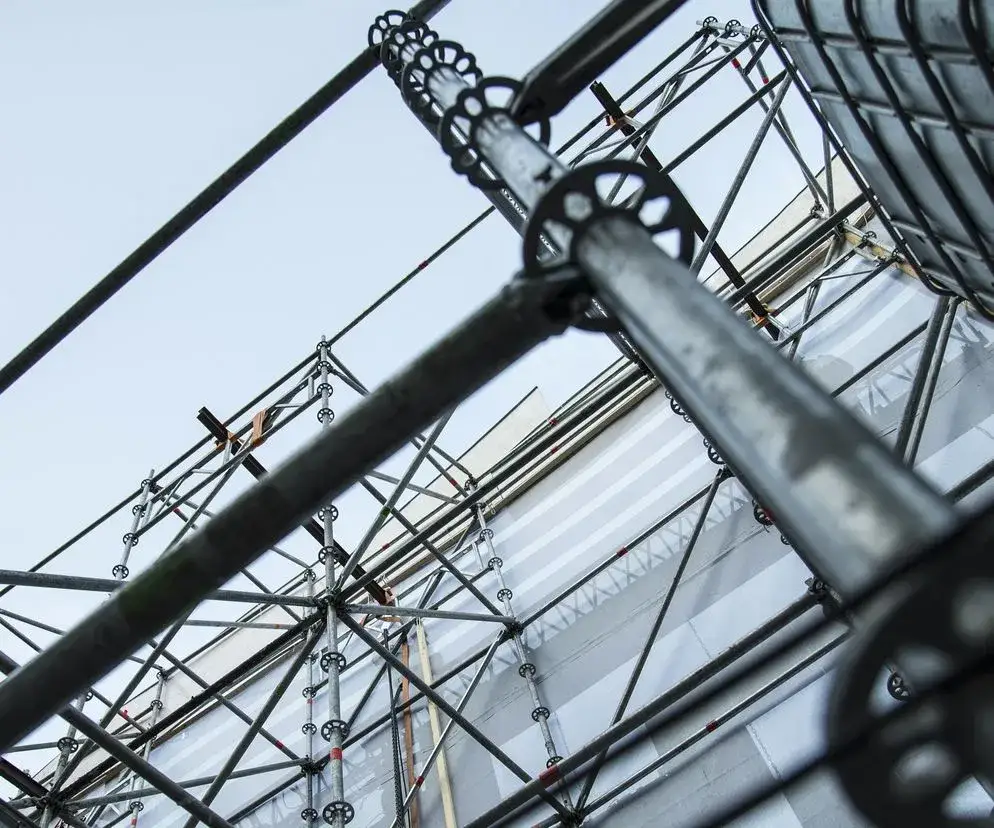 Rusztowania budowlane: przewodnik po rodzajach, przepisach i bezpieczeństwie