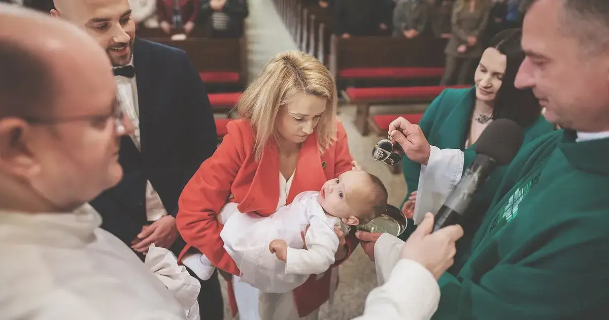 Ile trwają chrzciny w kościele? Sprawdź, co Cię czeka!