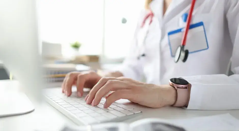 Czy lekarz NFZ widzi wizyty prywatne? Oto, co musisz wiedzieć