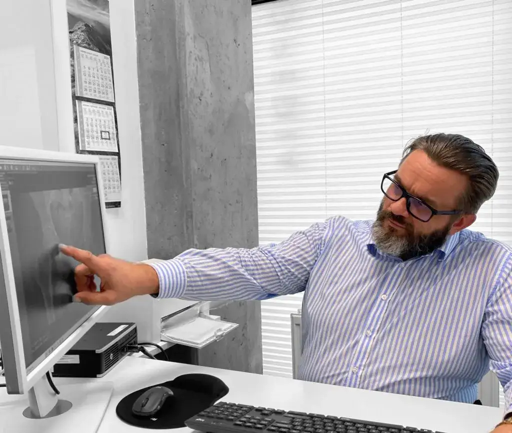 Czy zastrzyk z kwasu hialuronowego w biodro boli? Oczekiwany ból i dyskomfort