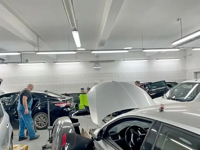 Jakie lampy do warsztatu wybrać, aby zwiększyć bezpieczeństwo i komfort?