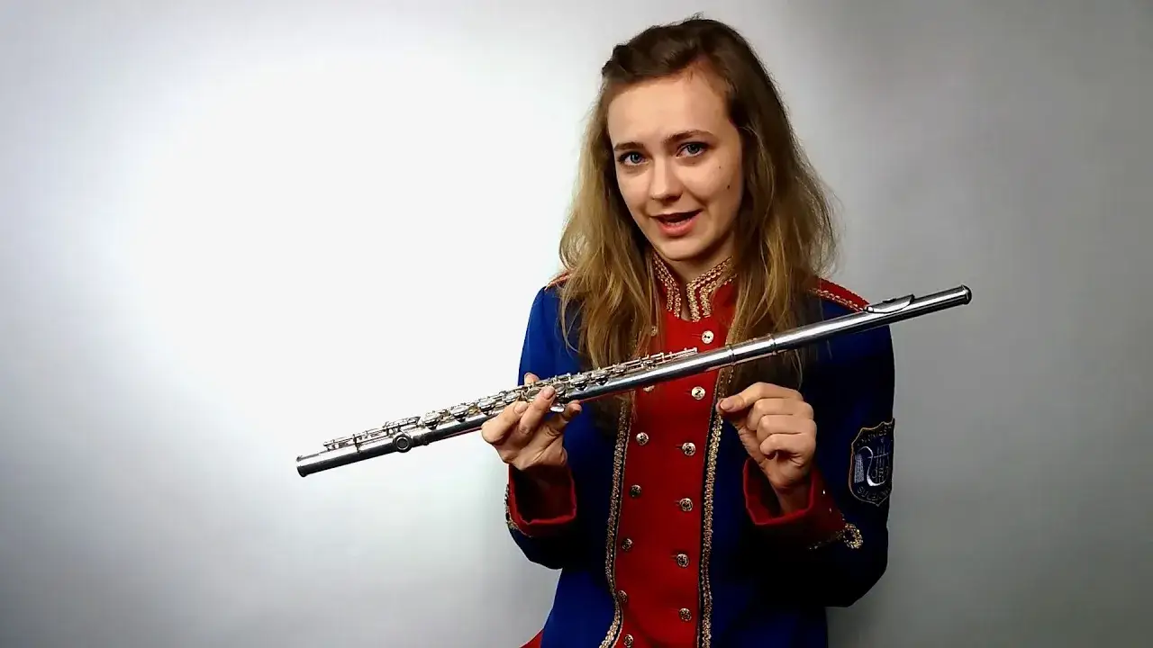 Dlaczego flet poprzeczny jest instrumentem dętym drewnianym mimo metalu?