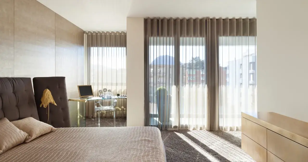 Jak uzyskać idealne fałdy na zasłonach? System Wave & Flex