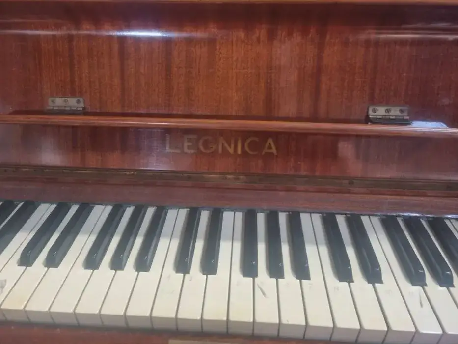 Ile waży pianino Legnica? Odkryj różnice między modelami i wagą