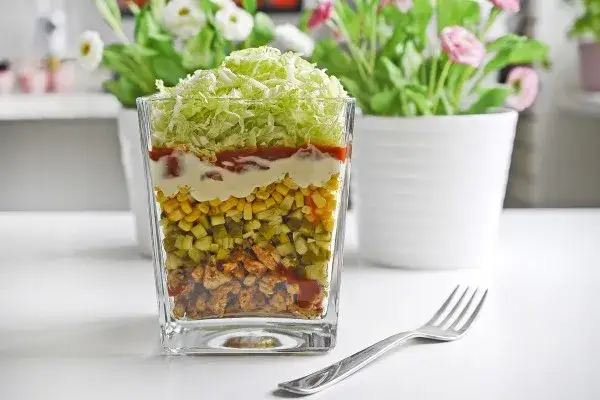 Sałatka gyros co po kolei - jak przygotować idealne warstwy?