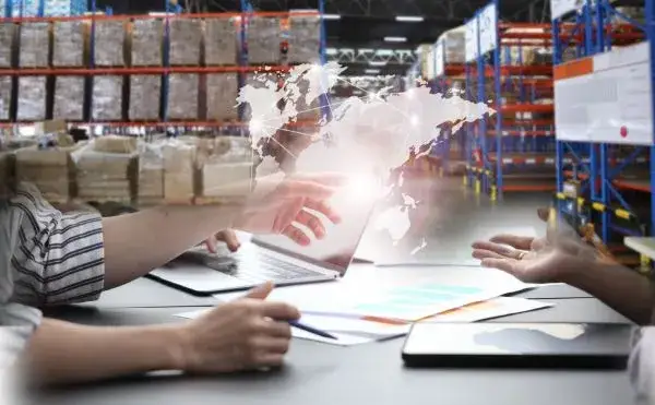 Jaka praca po studiach logistycznych? Odkryj najlepsze możliwości zatrudnienia