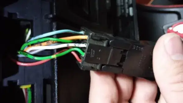 Jak zamontować sterownik centralnego zamka? Zrób to sam!