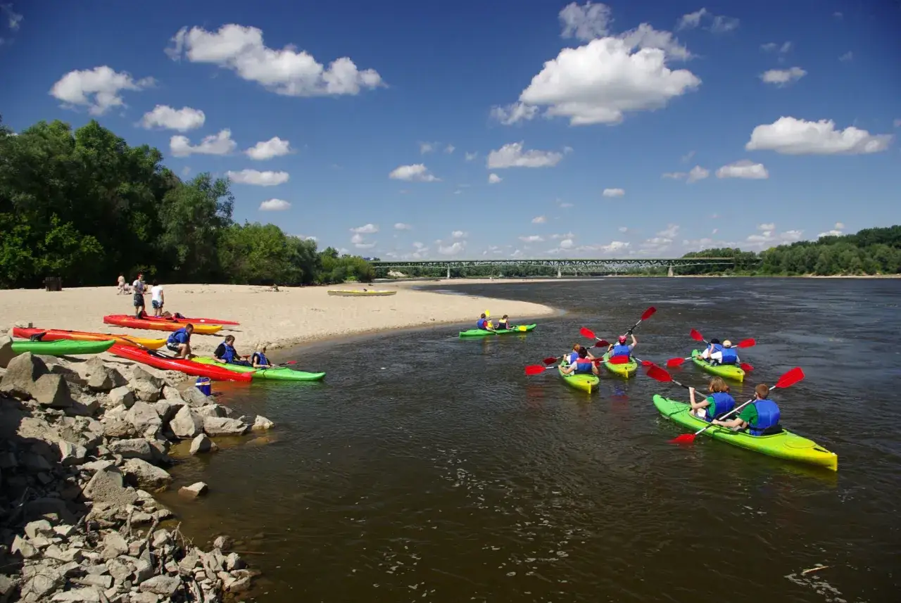 Spływ kajakowy Wisłą: Twój kompletny przewodnik po trasach i bezpieczeństwie