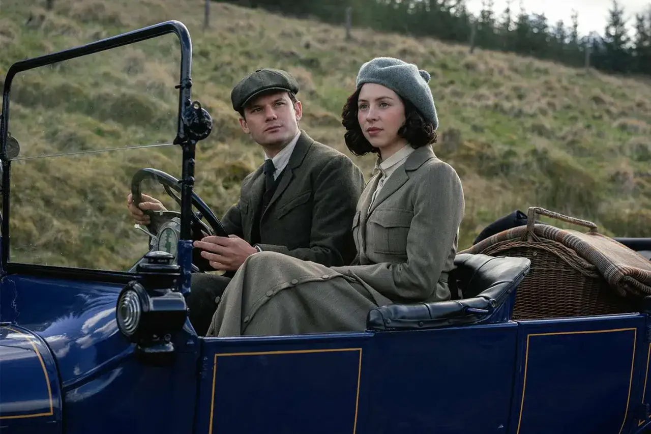 Para, krew z krwi mojej krwi, jedzie starym samochodem przez wzgórza.