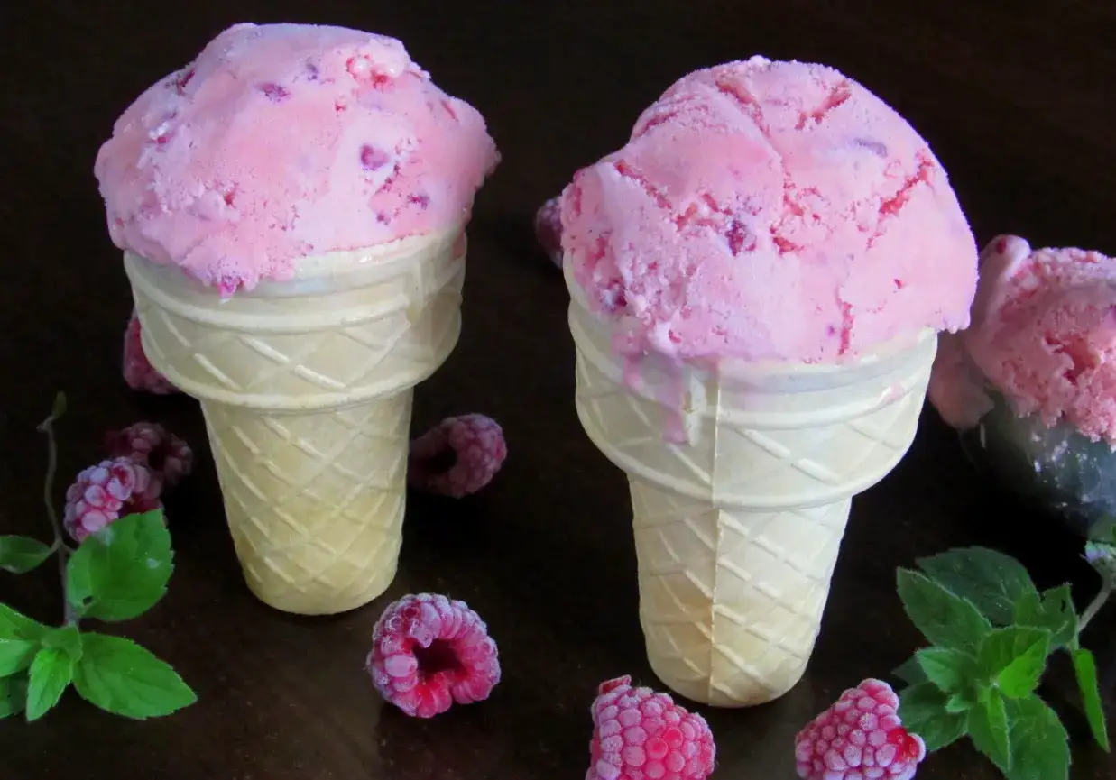 Prosty przepis na domowe lody malinowe – idealna konsystencja bez maszyny