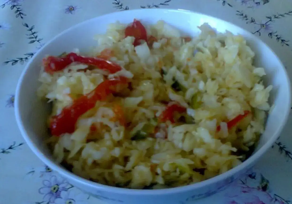 Surówka z białej kapusty z papryką w białej misce.