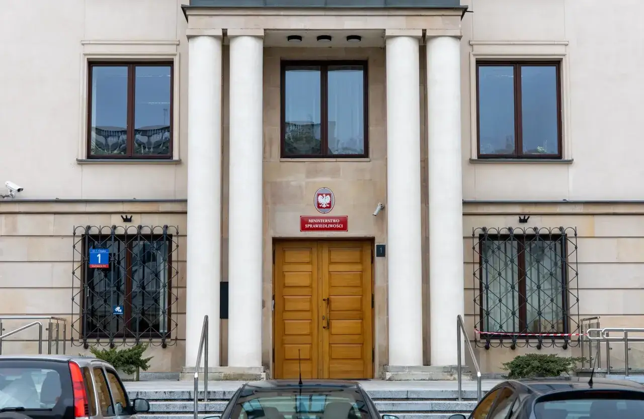 Budynek Ministerstwa Sprawiedliwości z kolumnami i dwuskrzydłowymi drzwiami.