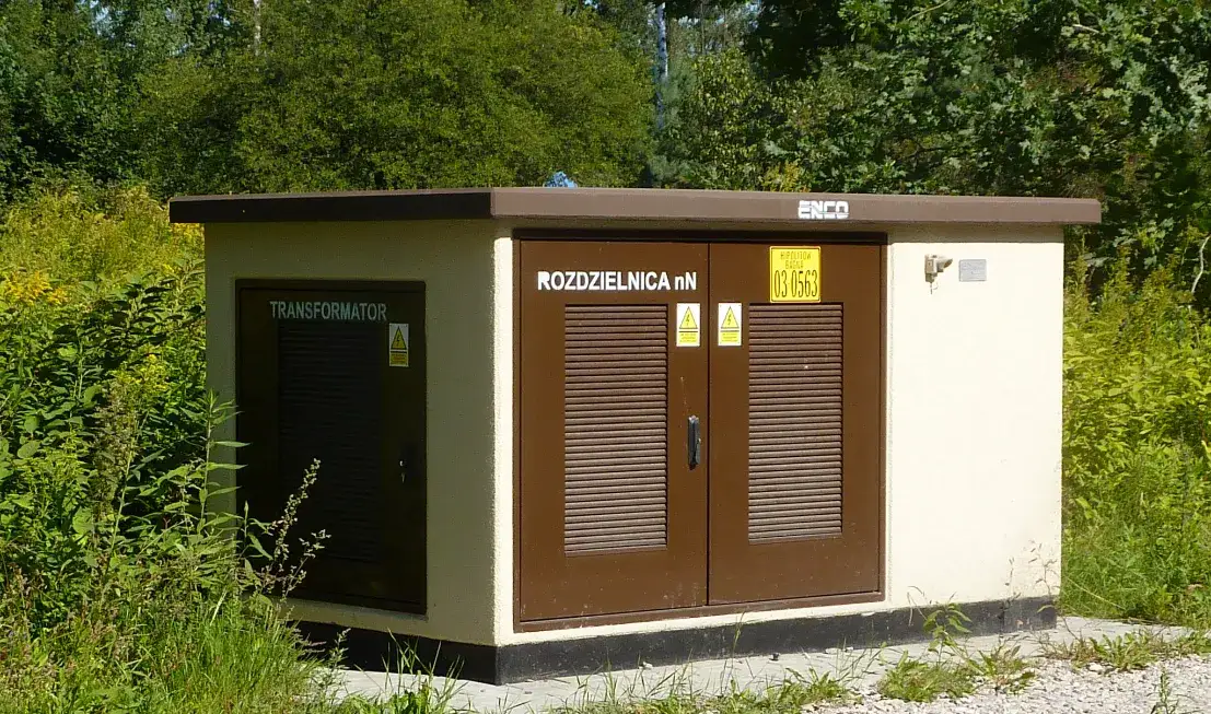 Stacja transformatorowa: budynek czy budowla? Kluczowe różnice i konsekwencje