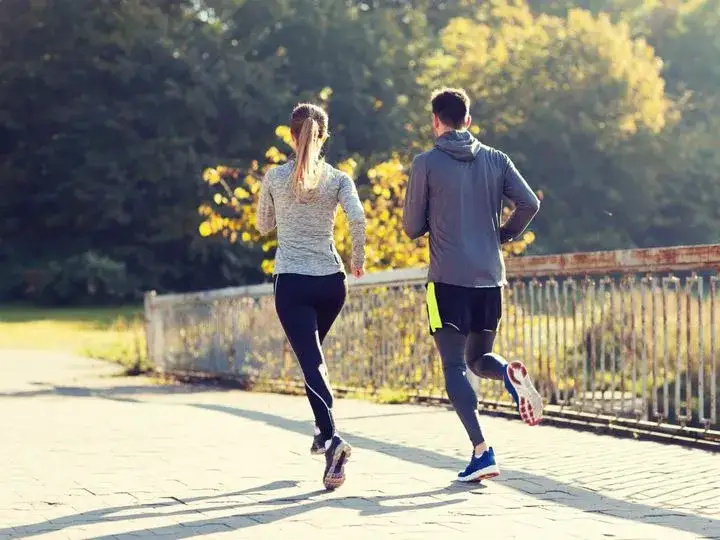 Jakie spodnie do biegania wybrać, by czuć się komfortowo w każdą pogodę