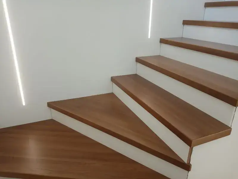 Jak wyczyścić schody drewniane? Skuteczne metody i sprawdzone porady