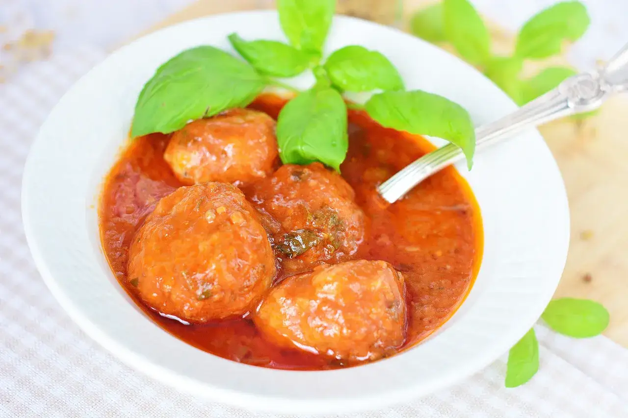 Surówki do pulpetów w sosie pomidorowym: Chrupiące przepisy