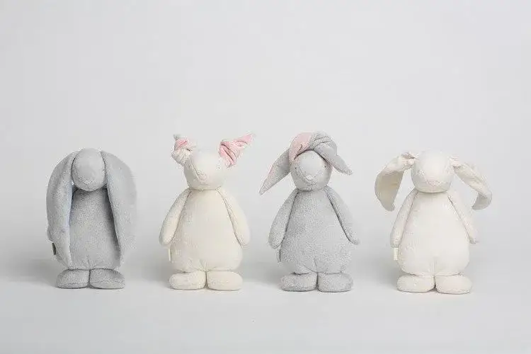 Moonie króliczek sensoryczny - bezpieczna zabawka dla niemowląt