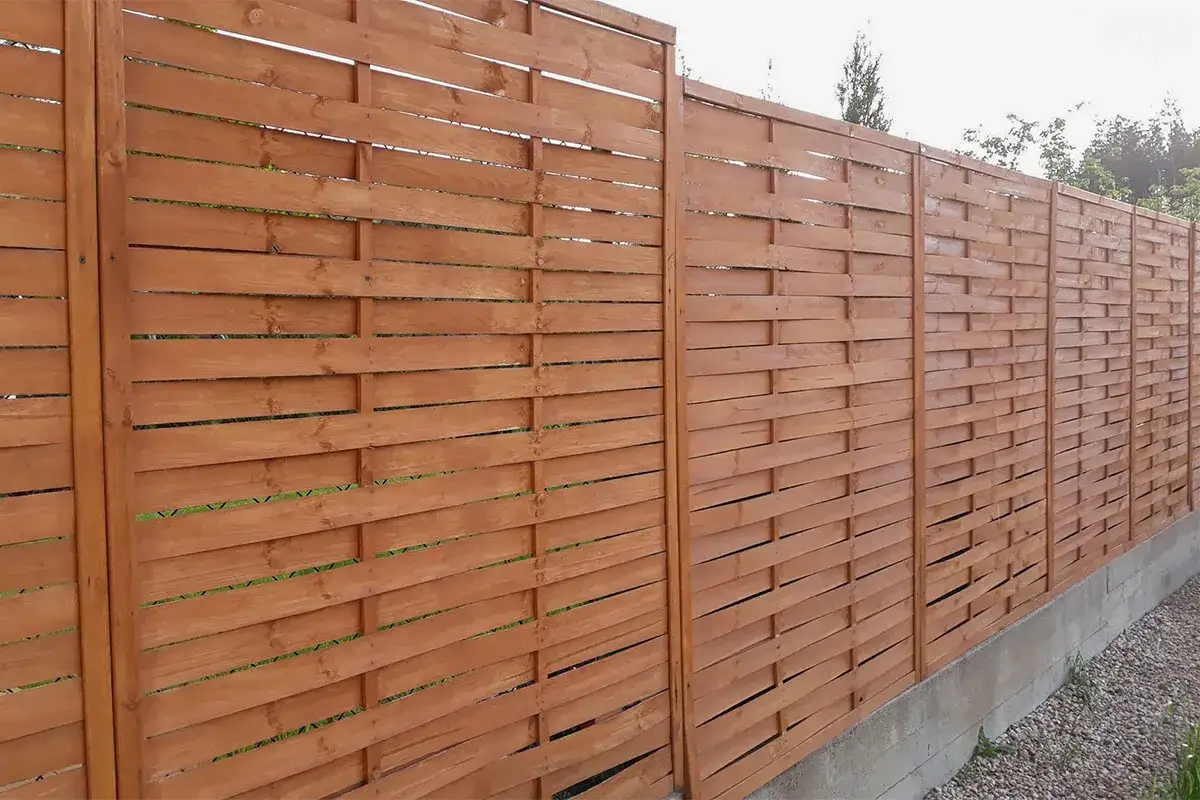 Czym pomalować płot lamelowy, aby skutecznie go zabezpieczyć?