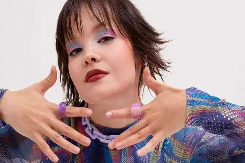 Lata 90. na imprezie: Stylizacje, dodatki i makijaż - poradnik