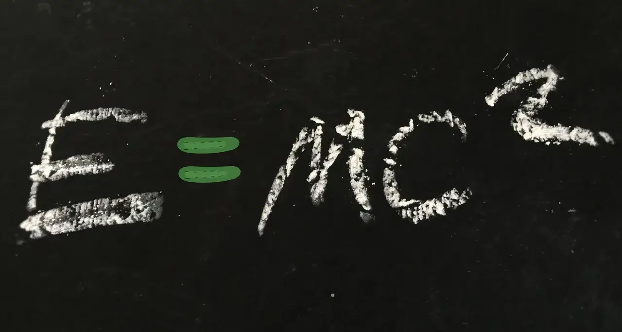 Równanie E=mc² napisane kredą na czarnej tablicy.