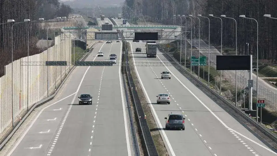 Autostrada czy droga krajowa – która trasa jest lepsza i dlaczego?