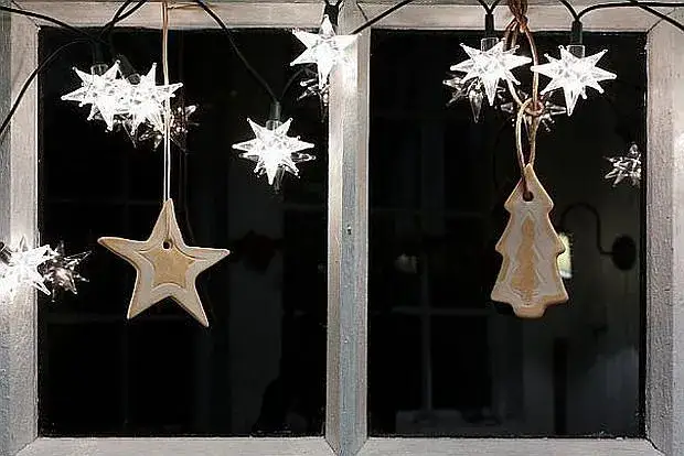 Jak udekorować okno lampkami: 10 kreatywnych pomysłów na każdą okazję