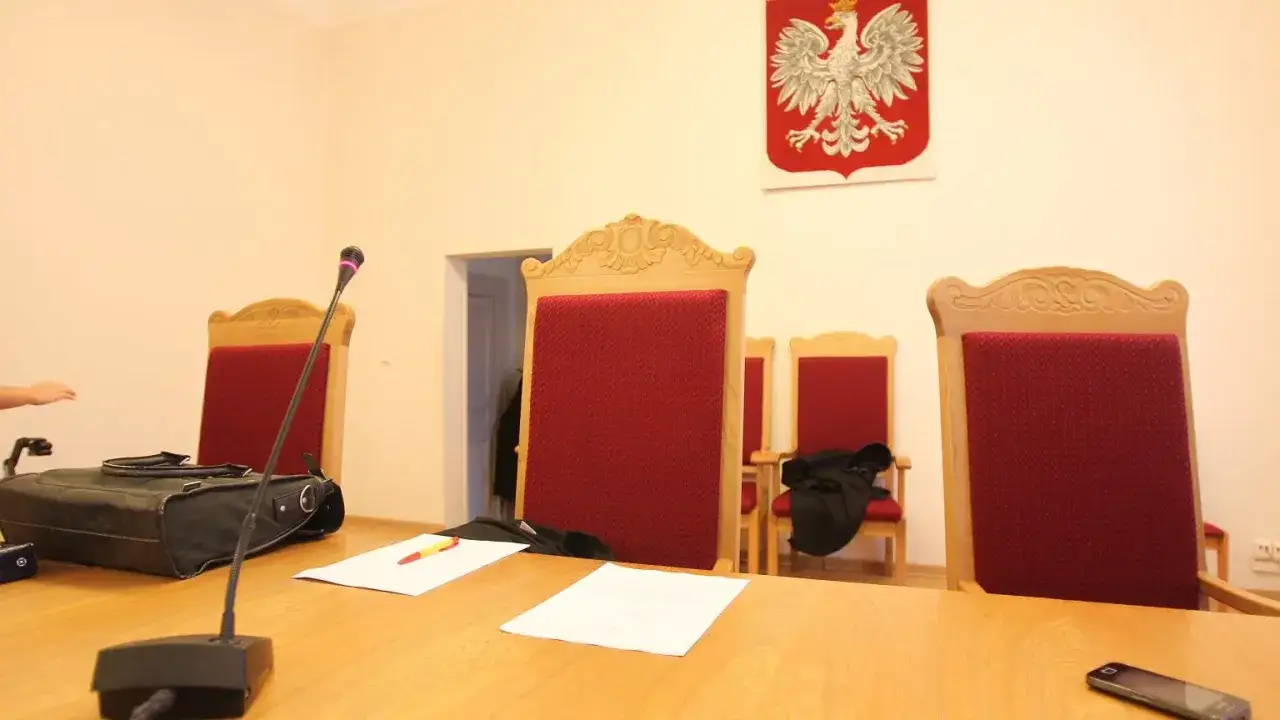 Odmowa zeznań w sądzie: Kiedy świadek może to zrobić legalnie?