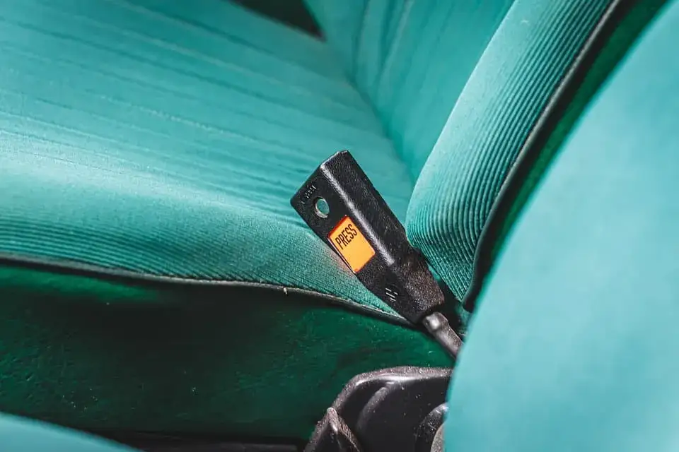 Brak pasów bezpieczeństwa w starym samochodzie – ryzyko i konsekwencje prawne