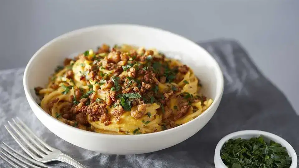 Pyszna wegetariańska spaghetti carbonara wege, którą pokochasz