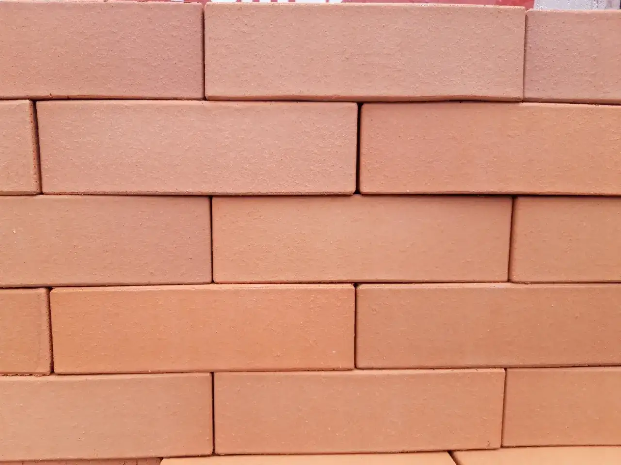 Ile kosztuje cegła klinkierowa na komin? Sprawdź ceny i porady