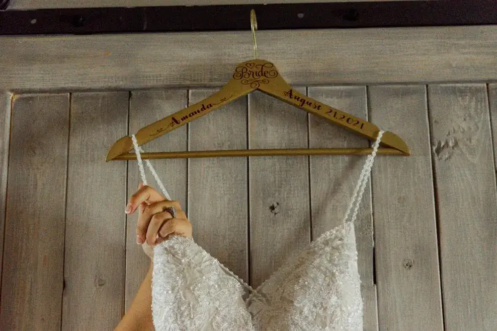 Jak bezpiecznie prać suknię ślubną i uniknąć uszkodzeń – poradnik krok po kroku