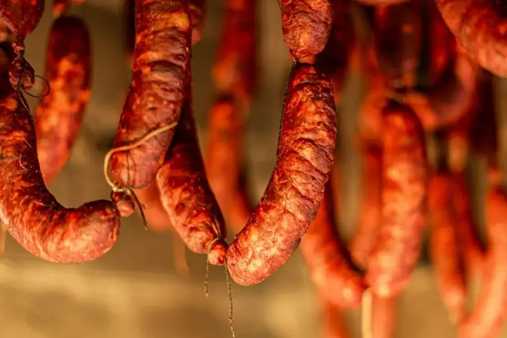 Ile wędzić kiełbasę, aby uzyskać idealny smak i aromat?