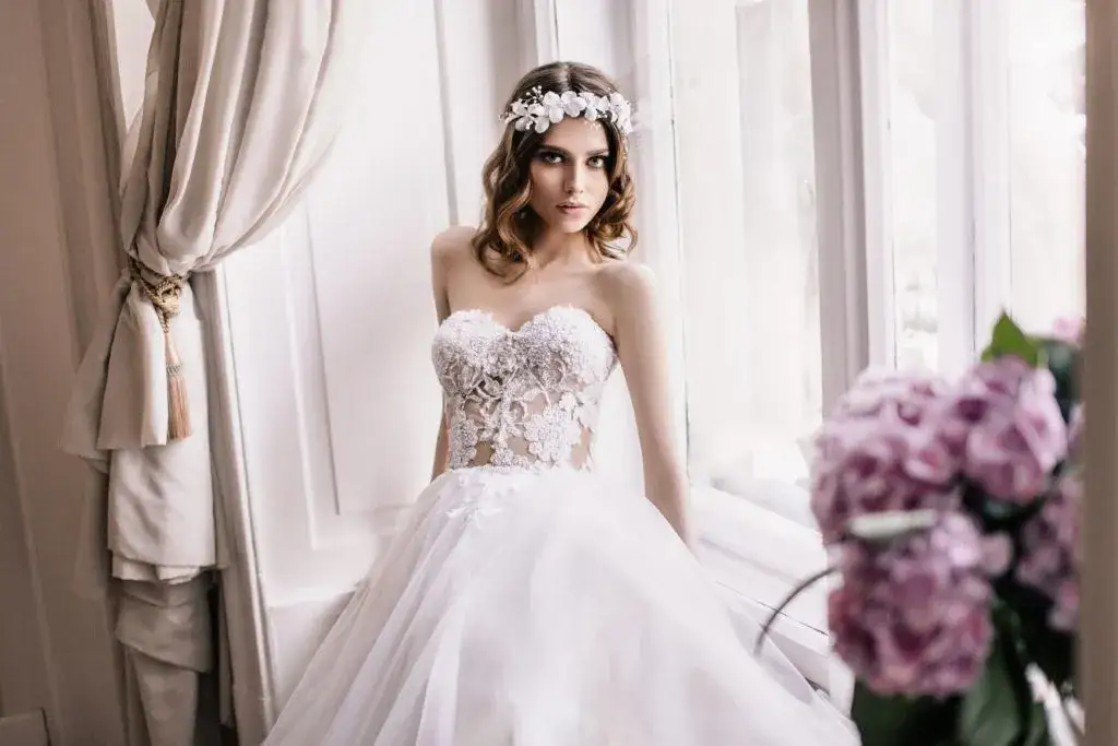 Dekolt sukni ślubnej dla małego biustu: Wybierz idealny i czuj się pięknie!