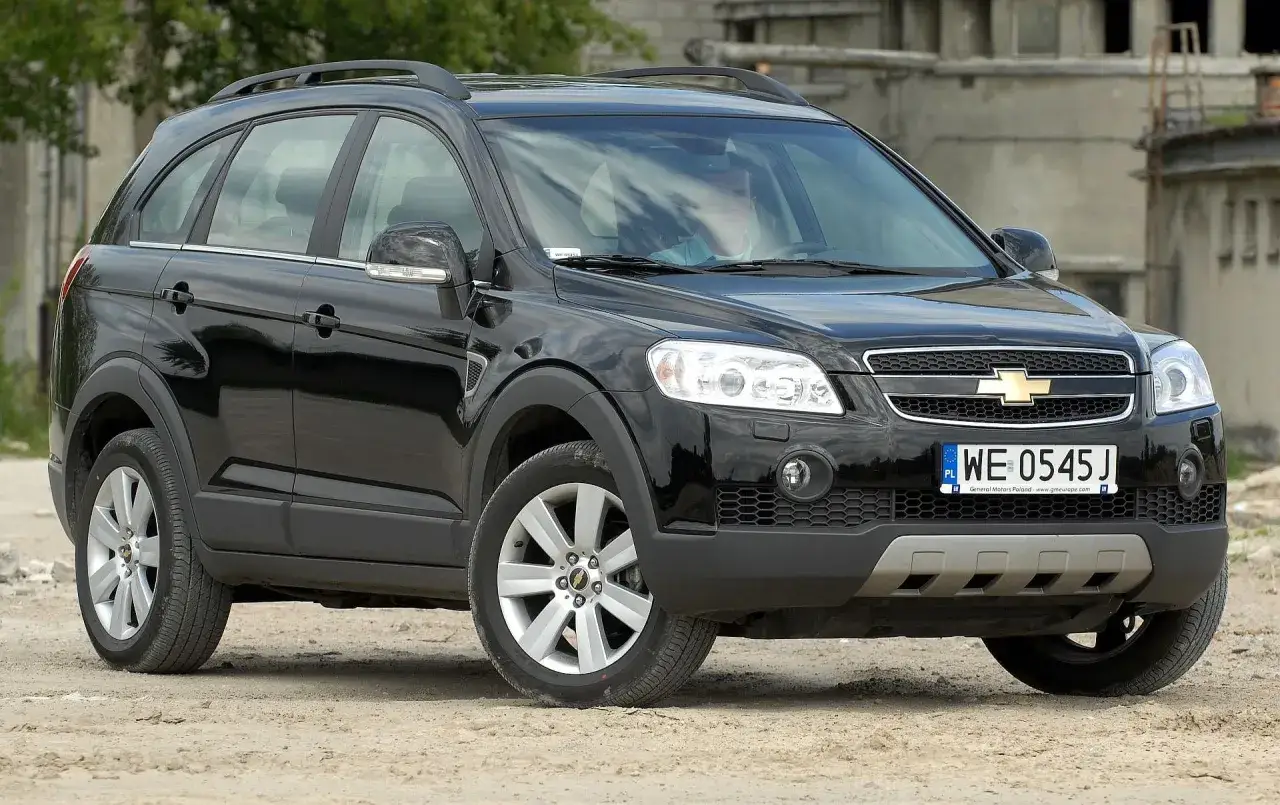 Czarny Chevrolet Captiva na piasku. Zastanawiasz się, jaki silnik wybrać do tego SUV-a?