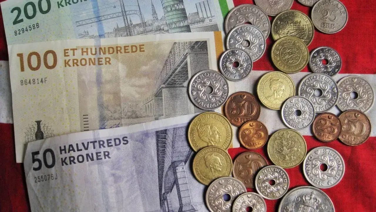 Dania ma walutę zwaną koroną duńską. Na zdjęciu widać banknoty 50, 100 i 200 koron oraz monety.