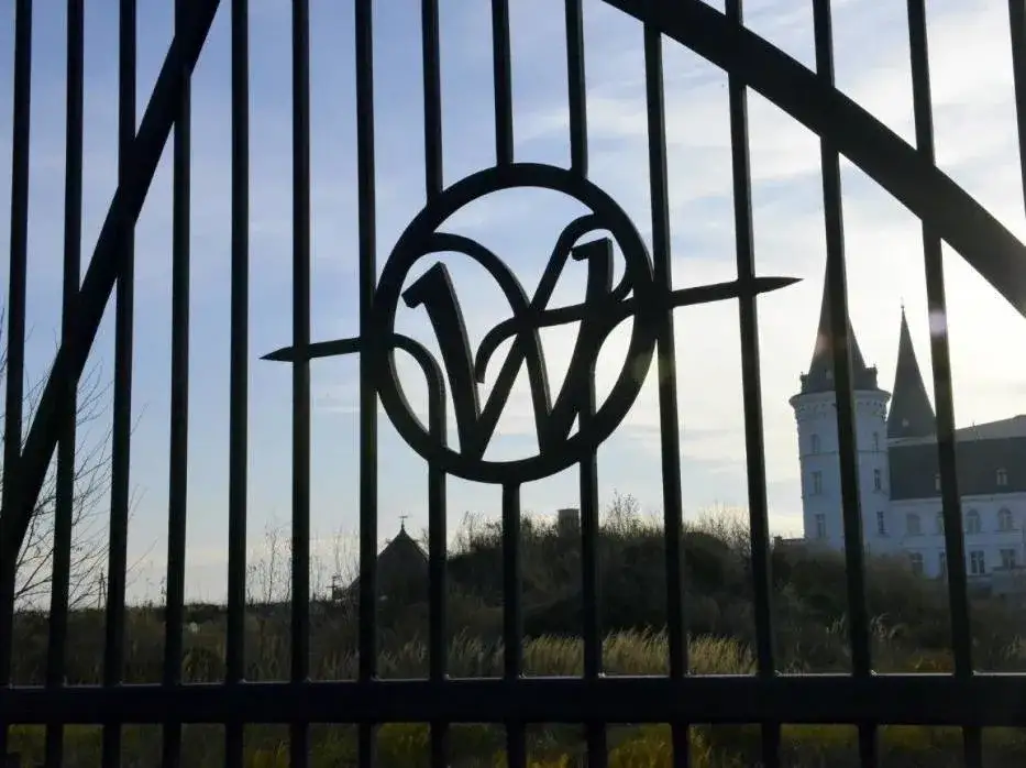 Kiedy otwarcie hotelu cztery wieże w Katarzyninie? Sprawdź najnowsze wieści