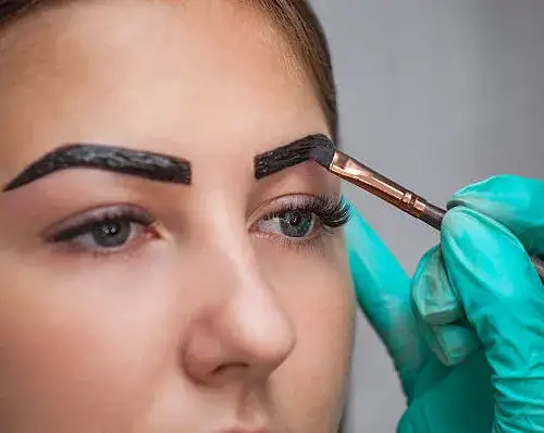 Dlaczego po hennie mam fioletowe brwi? Oto przyczyny i rozwiązania