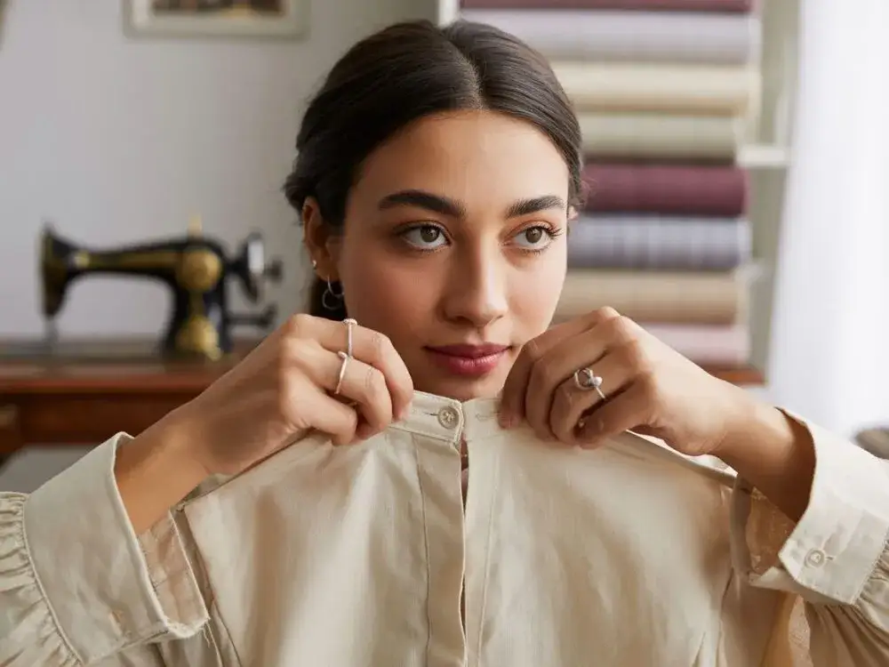 Jak zmniejszyć dekolt w bluzce i uniknąć modowych wpadek