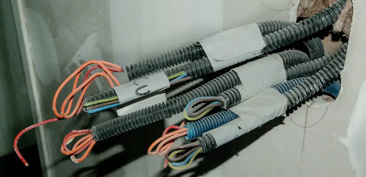 Czarny kabel to plus czy minus? Odkryj prawdę o polaryzacji