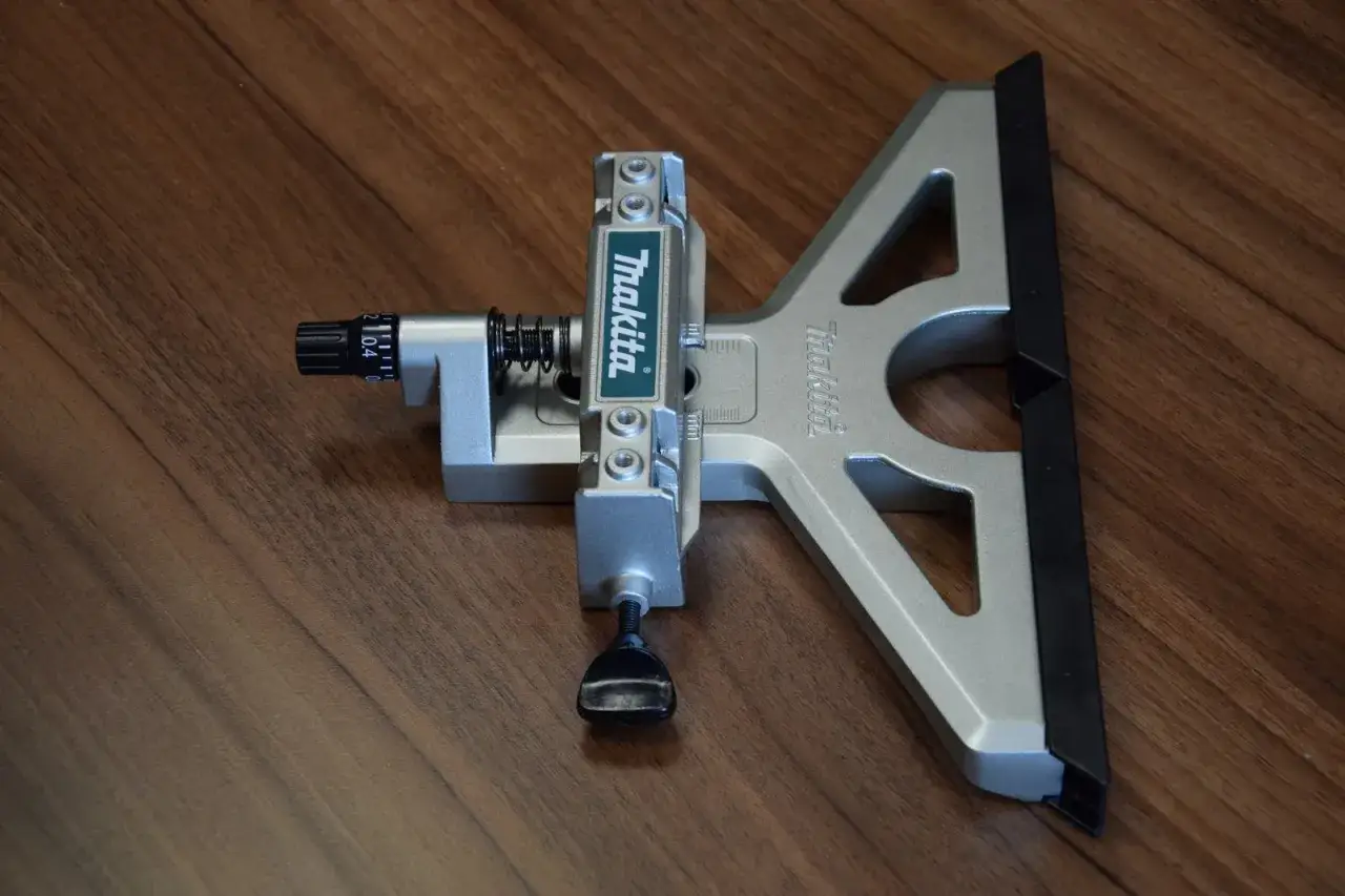 Precyzyjny ogranicznik do frezarki dolnowrzecionowej Makita, ułatwiający dokładne cięcia.