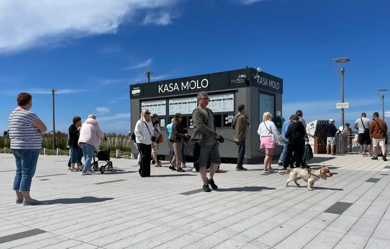 Kasa Molo w Kołobrzegu. Ludzie stoją w kolejce, by dowiedzieć się, czy molo w Kołobrzegu jest płatne.