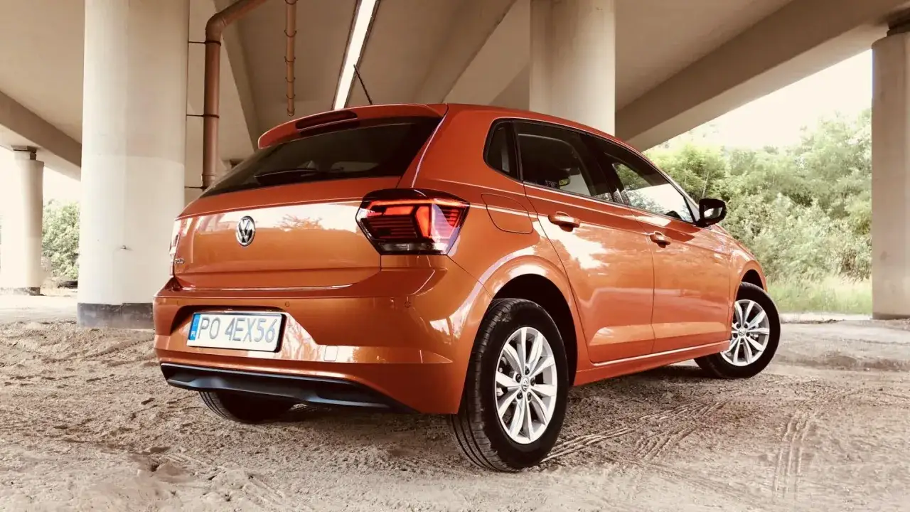Pomarańczowy Volkswagen Polo, widok z tyłu. Poznaj polo dane techniczne tego miejskiego auta.