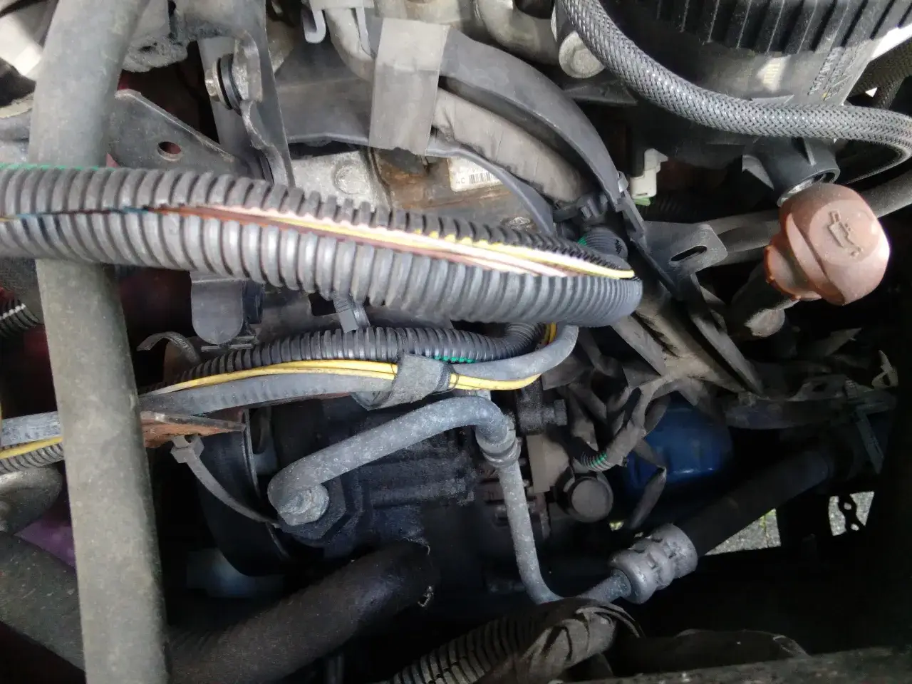 Czujnik temperatury silnika w Peugeot 307 2.0 HDI - prosta lokalizacja i montaż