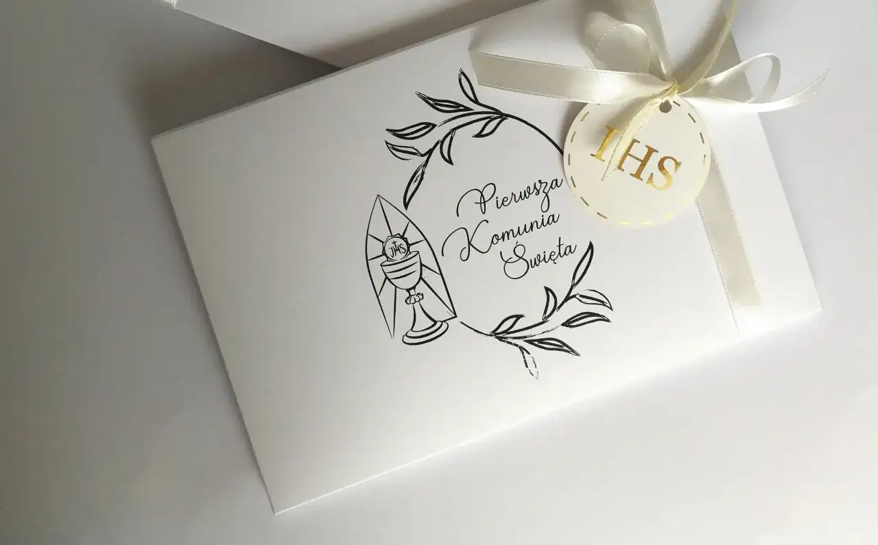 Koperta na Komunię: Co napisać i jak podpisać? Uniknij gaf!