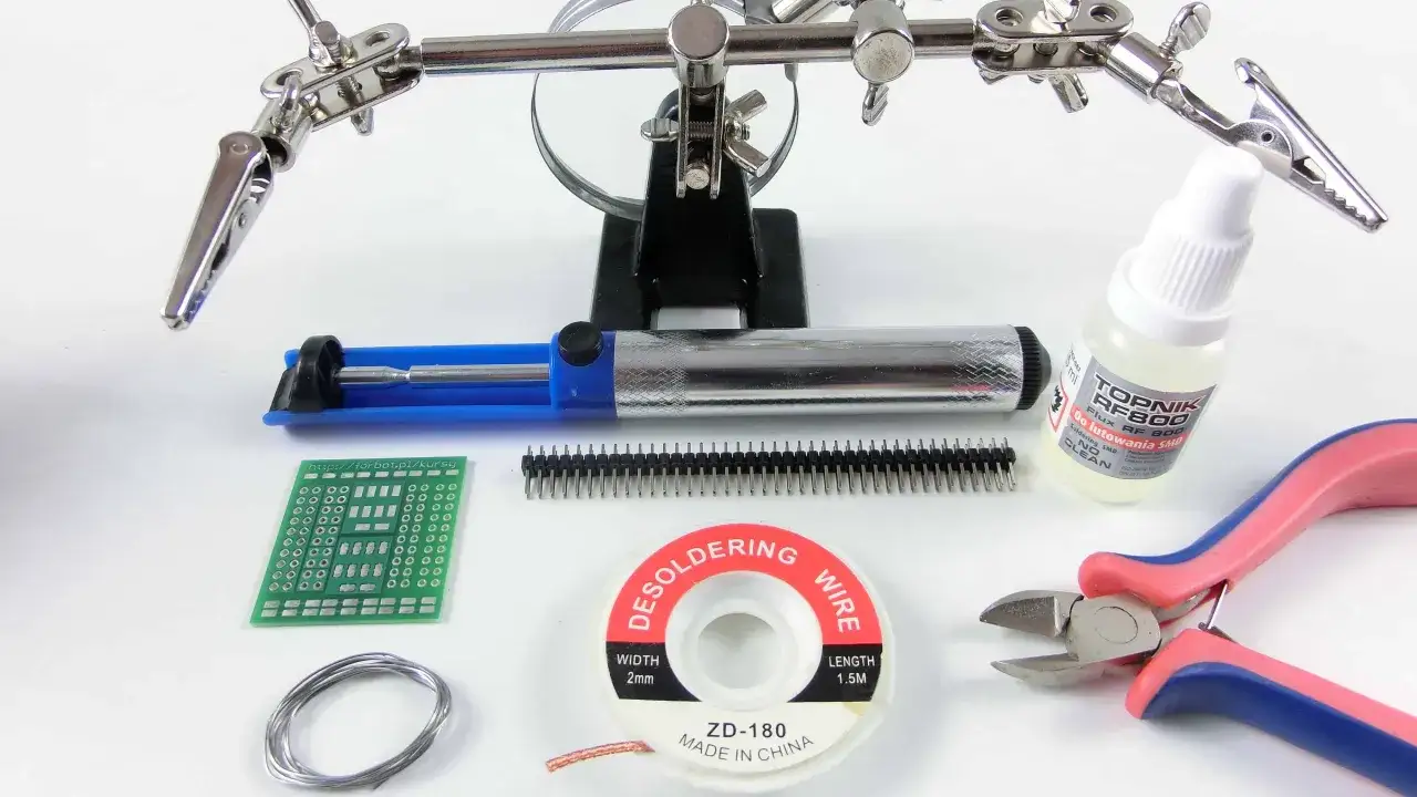 Zestaw do lutowania: płytka drukowana, cynka, topnik, odsysacz, szczypce i pomocnik. Czym się lutuje? Tym!