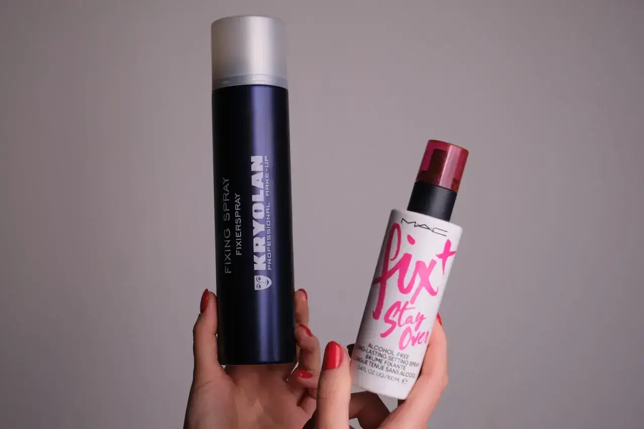 Dwie butelki fixerów do makijażu: Kryolan i MAC Fix+ Stay Over. Idealne, by utrwalić makijaż na długie godziny.