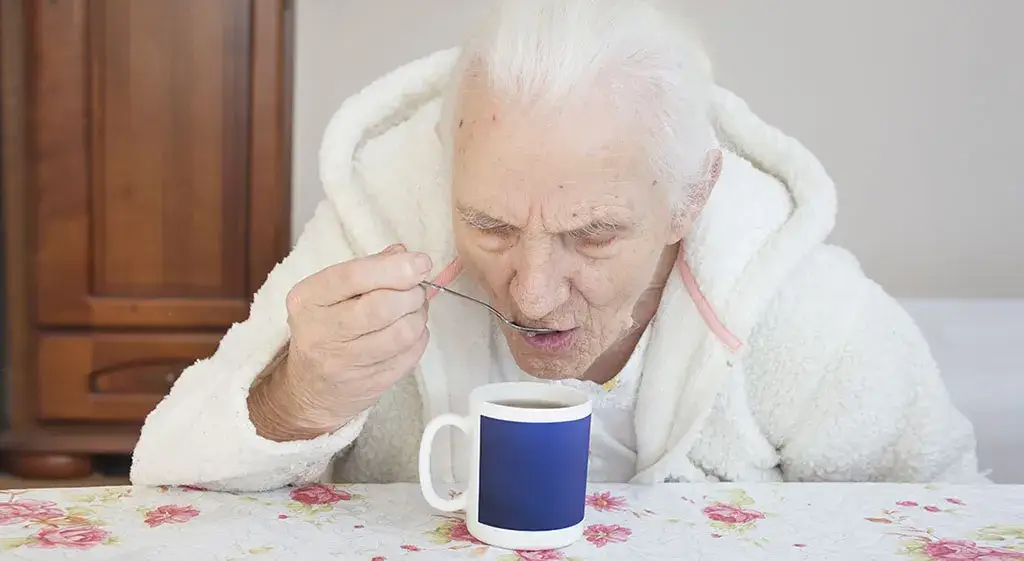 Jak skutecznie zapobiegać odwodnieniu u starszej osoby i rozpoznać objawy